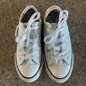 Light blue chick Taylor converse